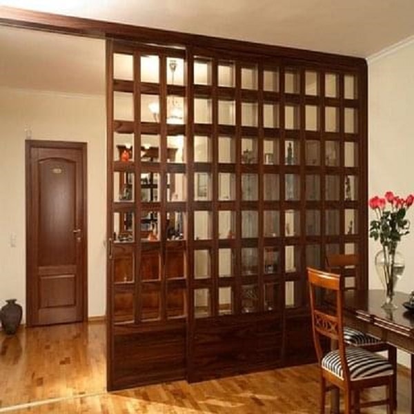 Vách ngăn được làm từ gỗ tự nhiên