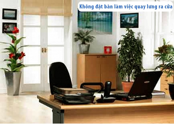Không đặt bàn làm việc đối diện với cửa ra vào