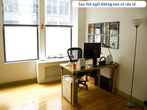 Sau chỗ ngồi làm việc không nên có cửa sổ