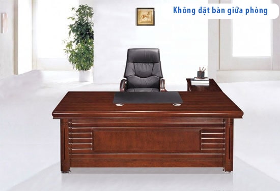 Tránh kê bàn làm việc giữa phòng