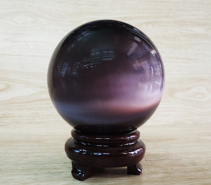 Cách bố trí quả cầu thủy tinh trên bàn làm việc