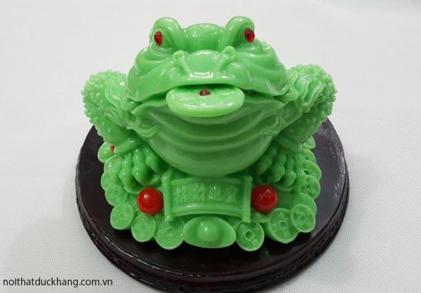 Cóc ngậm tiền để bàn mệnh Mộc