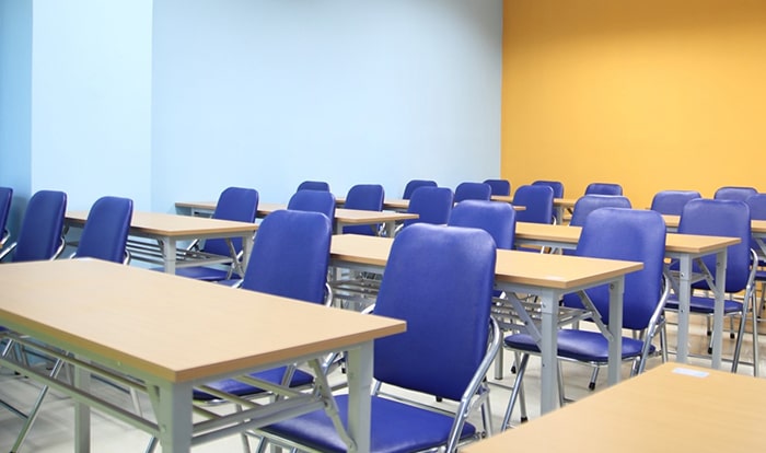 Bàn và ghế dành cho học viên