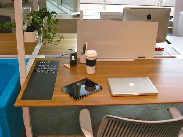 Trước mặt bàn làm việc nên bài trí thoáng đãng giúp tiền đồ sẽ rộng mở.