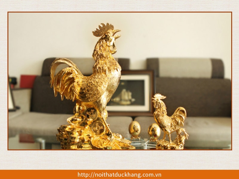 Gà trống bằng chất liệu đồng với ý tăng thêm sự sống, thu hút sinh khí rất tốt khi được bài trí trong văn phòng làm việc